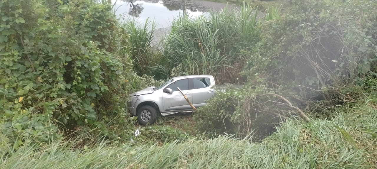 Veículo cai fora da pista na SC 477
