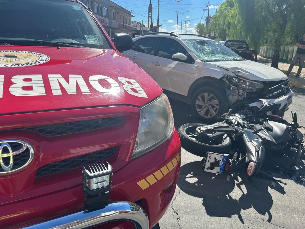 Motociclista e garupa levam  a pior em colisão frontal em Mafra