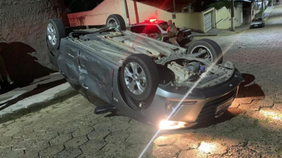 Colisão e capotamento em Mafra