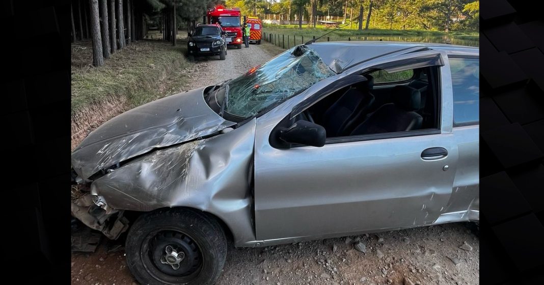 Capotamento deixa condutor do veículo ferido, em Mafra