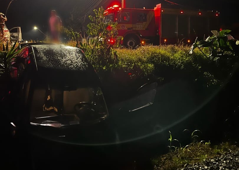 Veículo cai em barranco e deixa ocupantes feridos, em Mafra