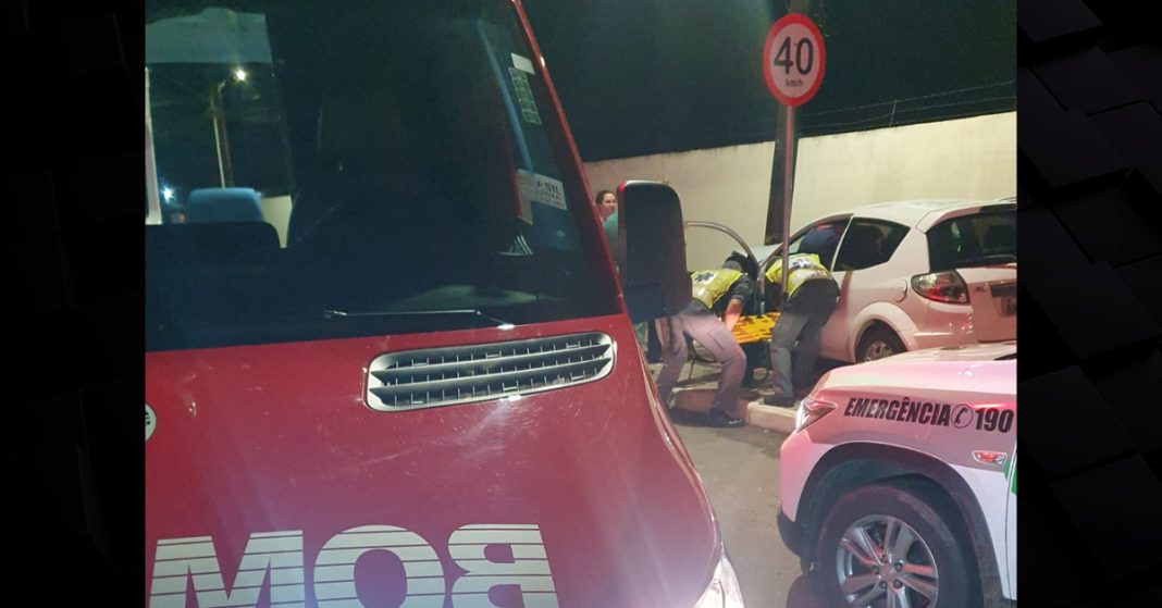 Motorista é socorrido em estado crítico após bater em poste na frente da UPA de Mafra