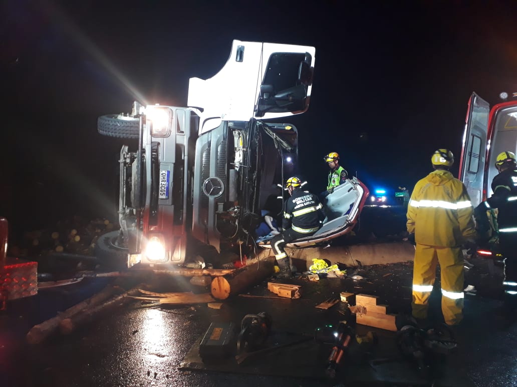Carreta tomba a mata motorista na BR 280, em Mafra
