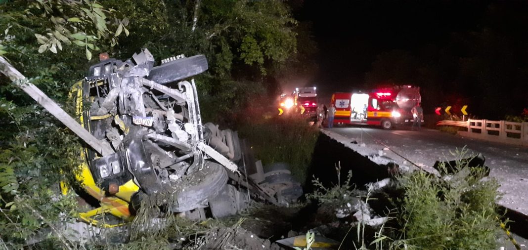Caminhão sai da pista e tomba em ponte na BR 280