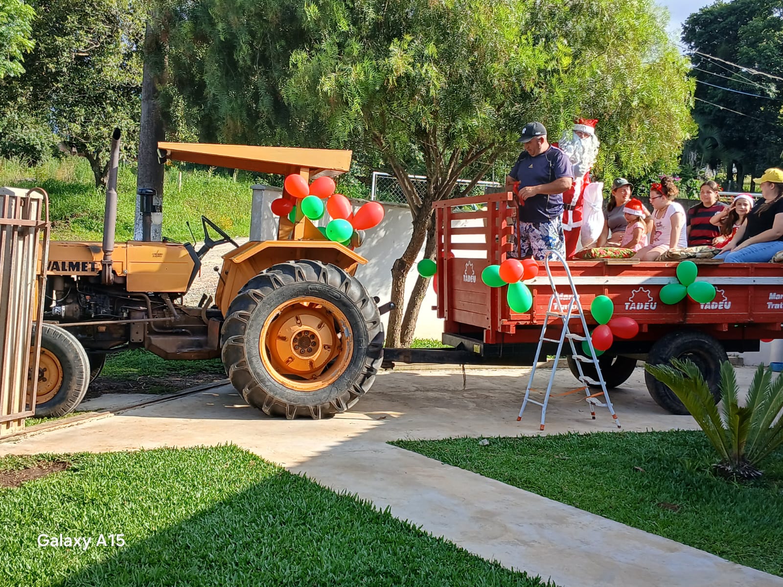DA CARROCINHA PARA CARRETINHA... Papai Noel faz sucesso em Rio Negro