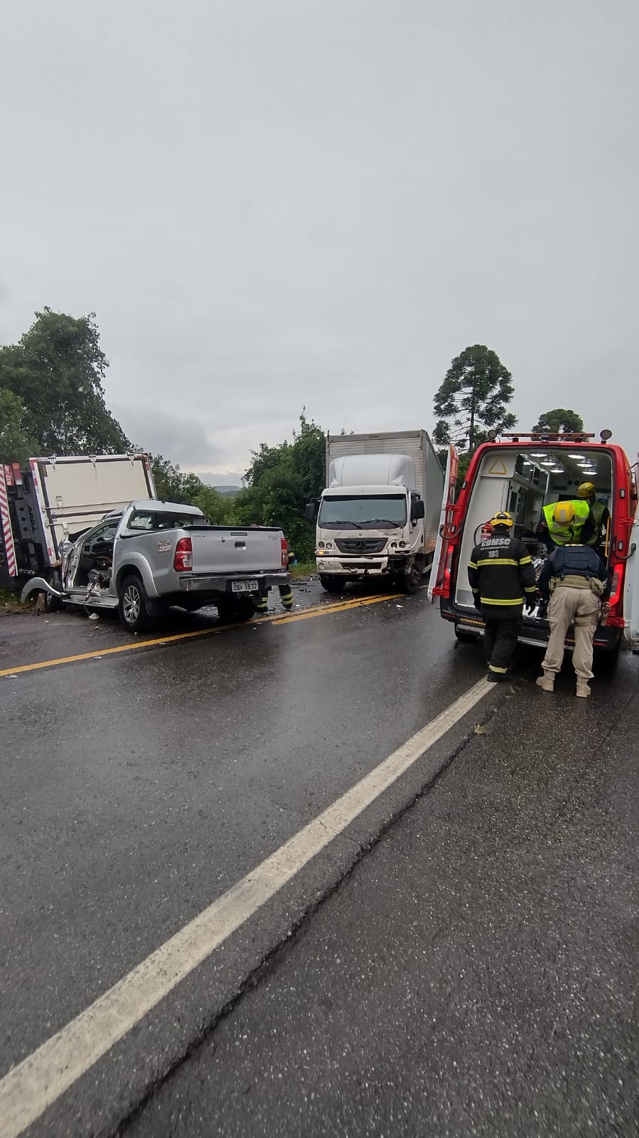 Grave acidente deixa três feridos na BR 280, em Mafra