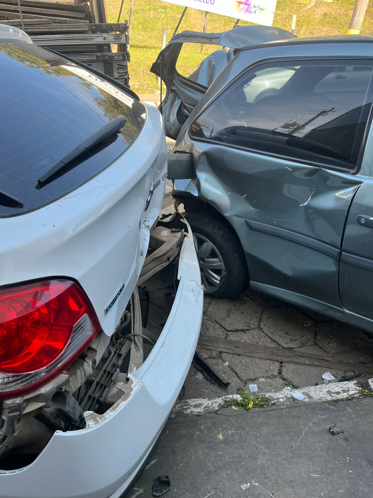 Acidente envolve vários veículos na “Descida do Bradesco”, centro de Mafra