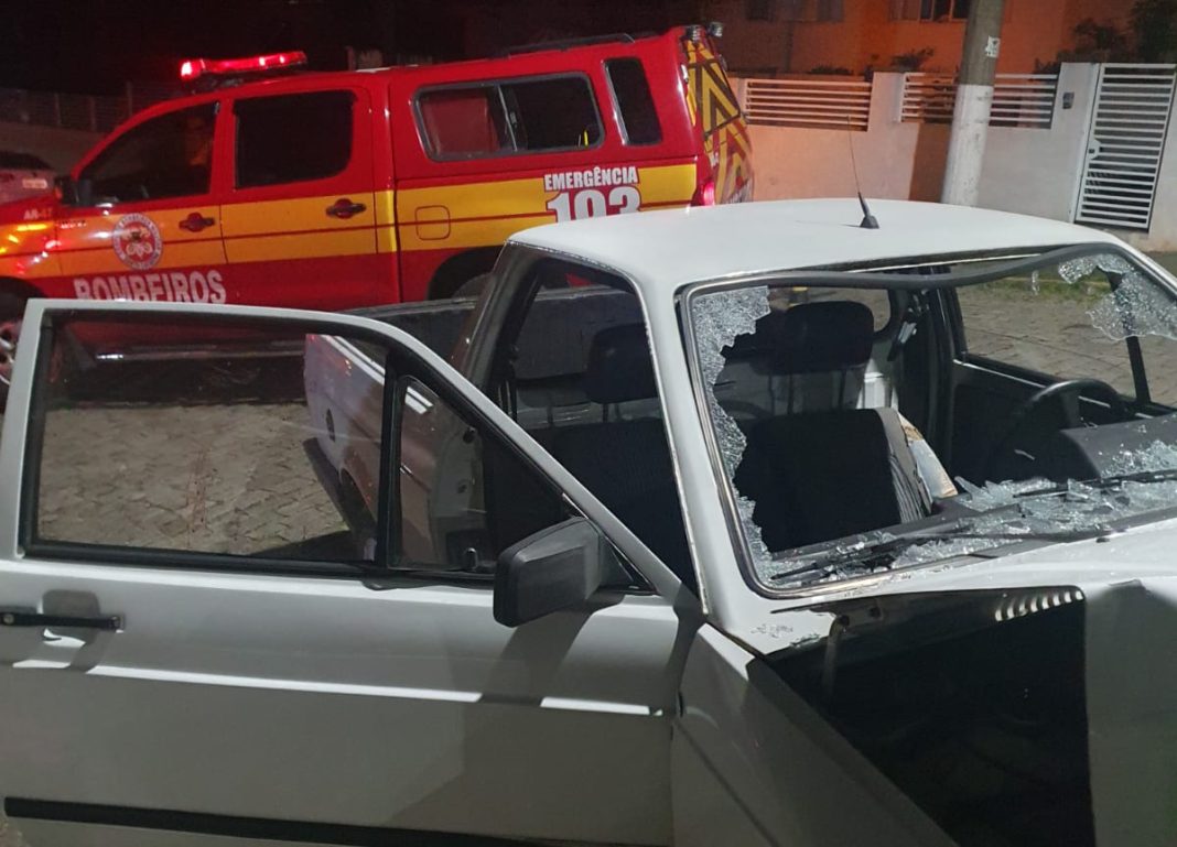 Veículo colide contra poste em Mafra e ocupantes ficam feridos